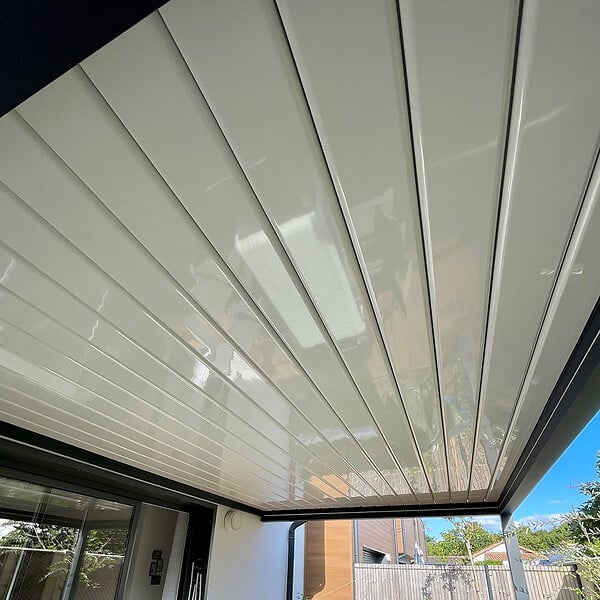 INTERSUN - Pergola bioclimatique SPINELLE 4,50x3,937 M Double vérin à Télécommande (Double vérin à Télécommande + LED - Mixte : Armature Gris anthracite structuré RAL7016ST / Lames Blanc satiné RAL9010) - large