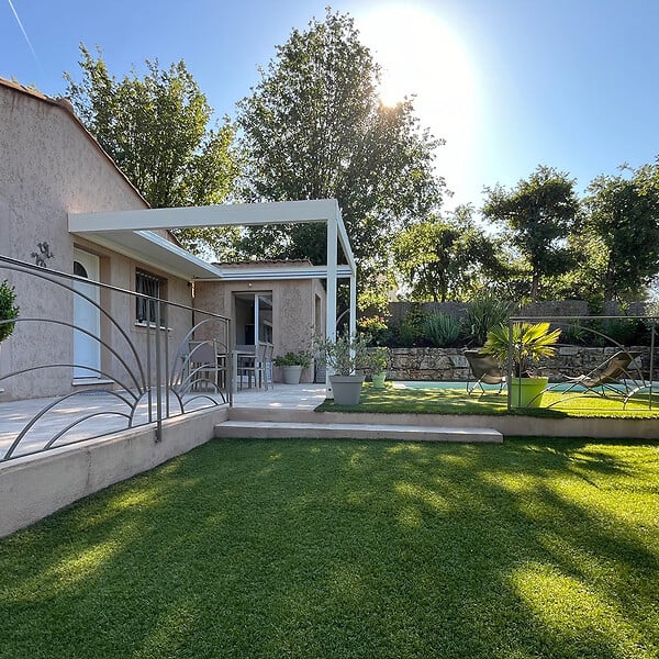INTERSUN - Pergola rétractable HYLIA 4,50x4,109 M Motorisé à Télécommande (Motorisé à Télécommande + LED - Blanc satiné RAL9010) - large