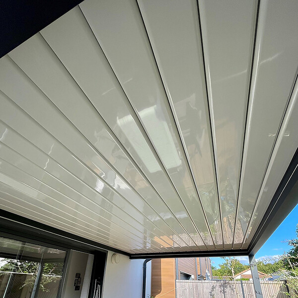 INTERSUN - Pergola bioclimatique SPINELLE 4,50x4,987 M Double vérin à Télécommande (Double vérin à Télécommande + LED - Mixte : Armature Gris anthracite structuré RAL7016ST / Lames Blanc satiné RAL9010) - large