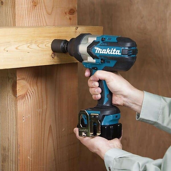 MAKITA - Boulonneuse à Chocs MAKITA DTW1002ZJ 18 V Li-ion 1000 Nm - large