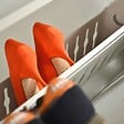KIAMAMI VALENTINA - Meuble À Chaussures En Bois Teinté Orme Avec 3 Portes Blanches - vignette