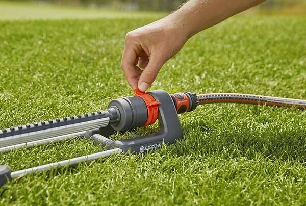 GARDENA - Arroseur Oscillant Aqua M - Arrosage : 110 à 250 MÂ² - Portée 8 à 18 M - Largeur Max. : 14 M - large
