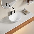 KIAMAMI VALENTINA - Lavabo Ovale Sur Plan En Céramique Blanche Pour Robinetterie Murale - vignette