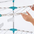 ID MARKET - Séchoir à linge vertical pliable 3 niveaux OPTIMUM capacité 30M avec tringle télescopique cintres et pinces blanc et bleu - vignette