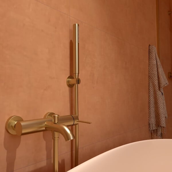 SWISS AQUA TECHNOLOGIES - Swiss Aqua Technologies Aurum mitigeur bain/douche 150 mm à levier, or brossé (SATBAUR222BG) - large