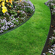 ID MARKET - Bordurette de jardin flexible 10 M verte hauteur 5 CM + 30 piquets - vignette