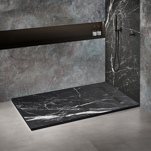 MARMOX - Receveur résine U-Tile imitation marbre noir - grille caniveau excentrée - large