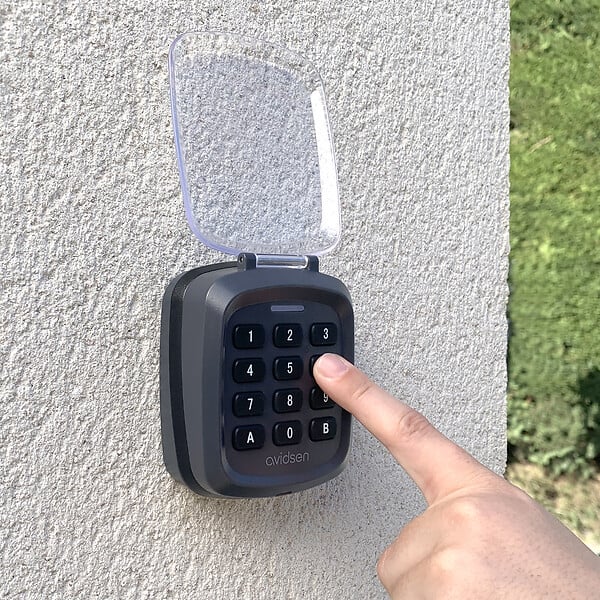AVIDSEN - Kit sécurité motorisation connectée à bras articulés Orane Connect avec batterie de secours et digicode - large