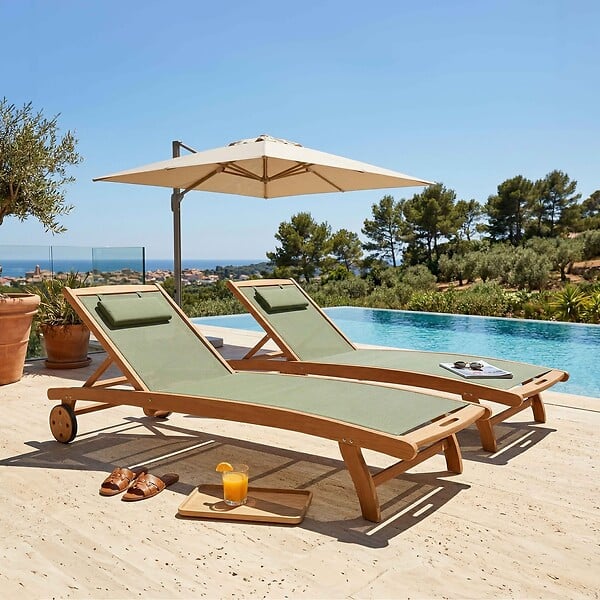 OVIALA - Lot de 2 bains de soleil en bois inclinable avec roues vert sauge - Aubagne - large
