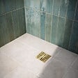 AURLANE - Receveur de Douche à Carreler 140x90cm avec Bonde à Sortie Verticale - Grille Finition Or Brossé - vignette