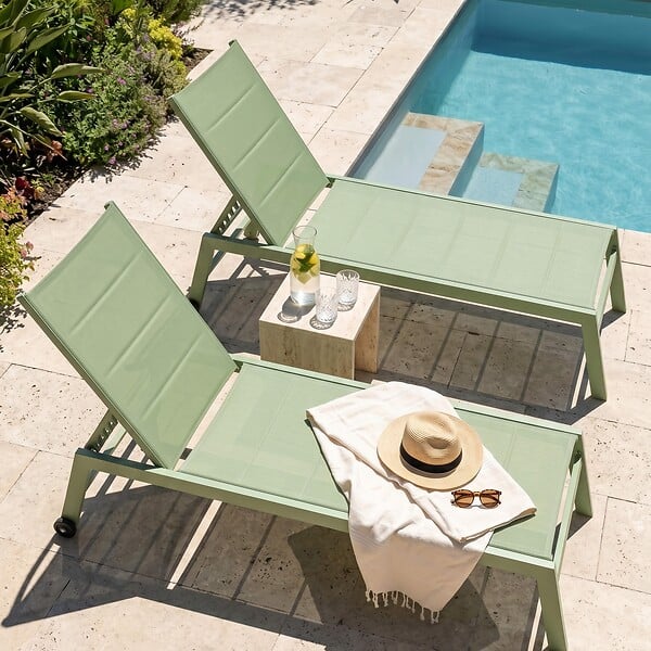 OVIALA - Lot de 2 bains de soleil en aluminium et textilène vert cactus - Nouméa - large