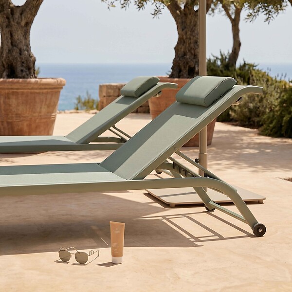 OVIALA - Lot de 2 bains de soleil inclinable avec roues vert cactus - Olmeta - large