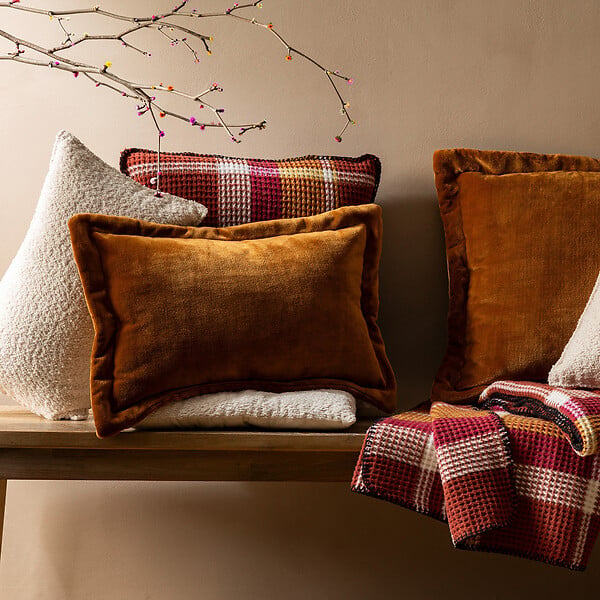 ATMOSPHERA - Coussin décoratif flanelle Jaune cumin effet fourrure 38 x 58 cm - large