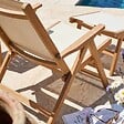 OVIALA - Fauteuil relax en bois d'eucalyptus avec repose-pieds blanc - Sisco - vignette