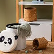 ATMOSPHERA - Pouf-coffre enfant panda pliant "Andy" noir & blanc D30x36cm - vignette