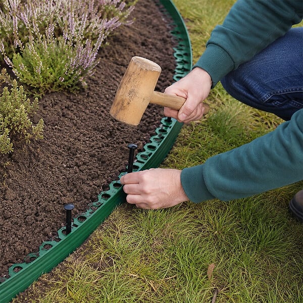 GT GARDEN - Bordure de jardin flexible verte - 5 cm x 10 mètres avec 20 piquets d'ancrage - large