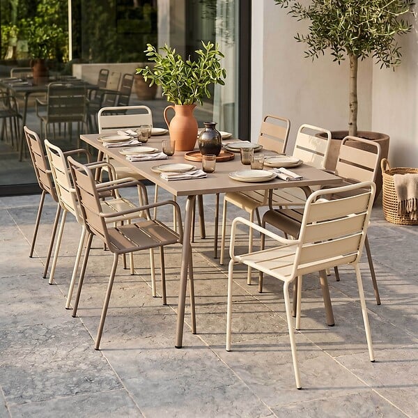 OVIALA - Ensemble table de jardin et 8 fauteuils en métal taupe et ivoire  - Palavas - large