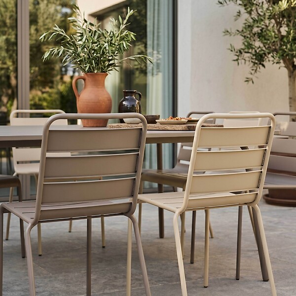 OVIALA - Ensemble table de jardin et 8 chaises en métal taupe et ivoire  - Palavas - large