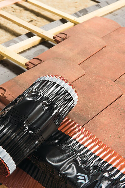 SOPREMA - Closoir de faîtage ventilé PVC 5mx31cm Rouge brique - large